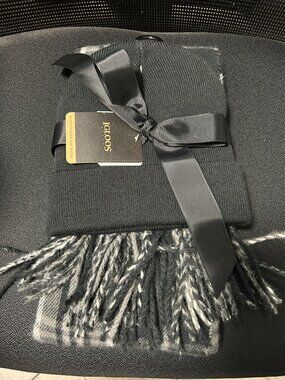 NWT Igloos Beanie And Scarf Set Gray Plaid NWT UniSex